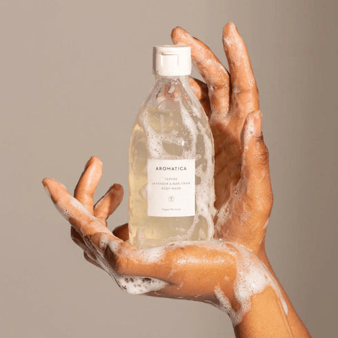 Descoperă un moment de calm cu Serene Body Wash Aromatica, infuzat cu uleiuri esențiale de lavandă și marjoram pentru piele catifelată.